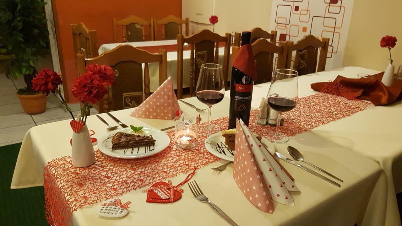 Pizzeria Alzbetka Hotel Strecno Eksteriør billede