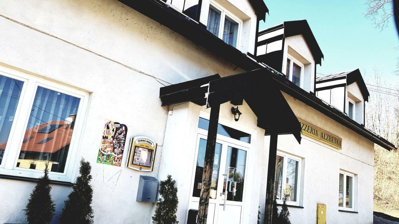Pizzeria Alzbetka Hotel Strecno Eksteriør billede