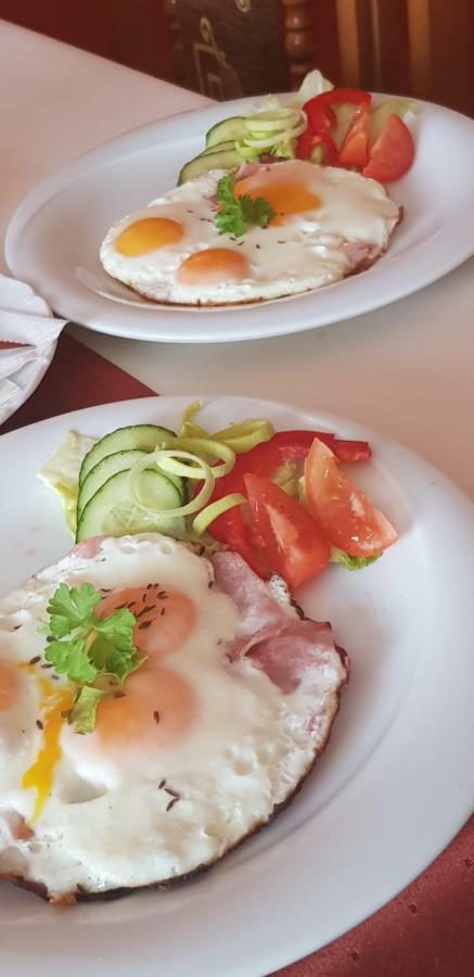 Pizzeria Alzbetka Hotel Strecno Eksteriør billede