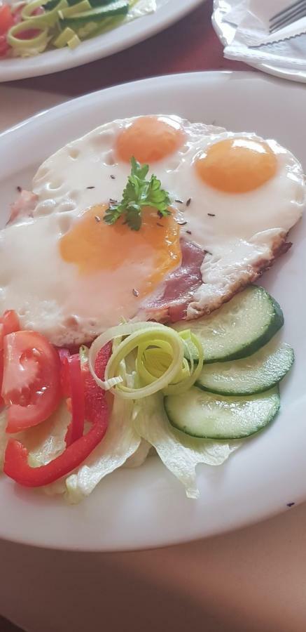 Pizzeria Alzbetka Hotel Strecno Eksteriør billede